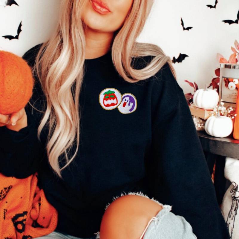 Halloween Sugar Cookie Gesticktes Unisex Rundhals-Sweatshirt, Sweatshirt, Halloween-Plätzchen von ShopForeverFriday