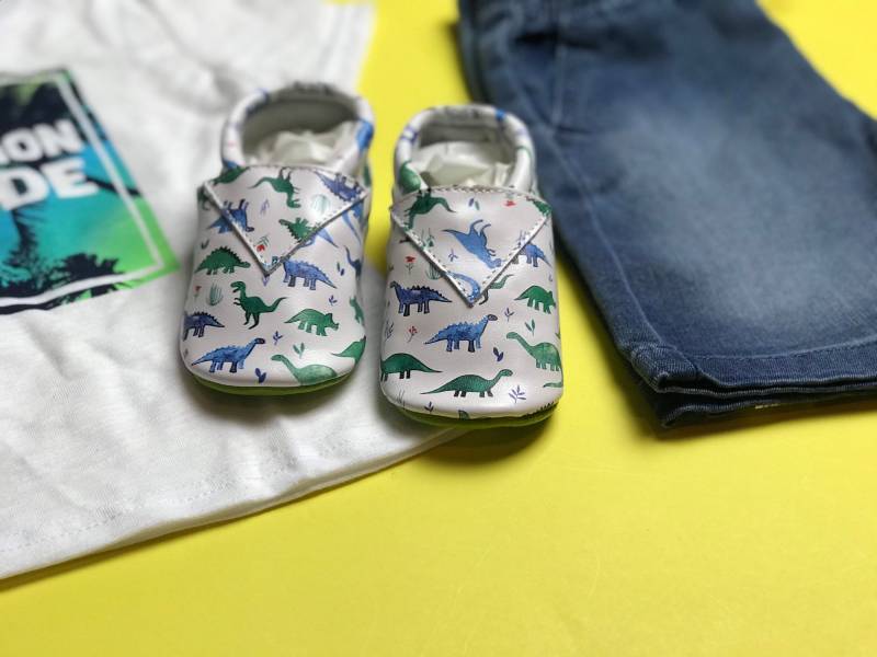 Blaue Dinosaurier Fransenlose Leder Mokassins von ShopGloverKids