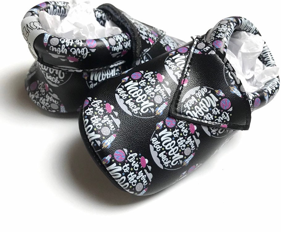 Love You To The Moon Und Rücken Baby Kleinkind Fransenloses Leder Mokassins Love You To The Moon Und Rücken Baby Kleinkind Fransenloses Leder Mokassins von ShopGloverKids