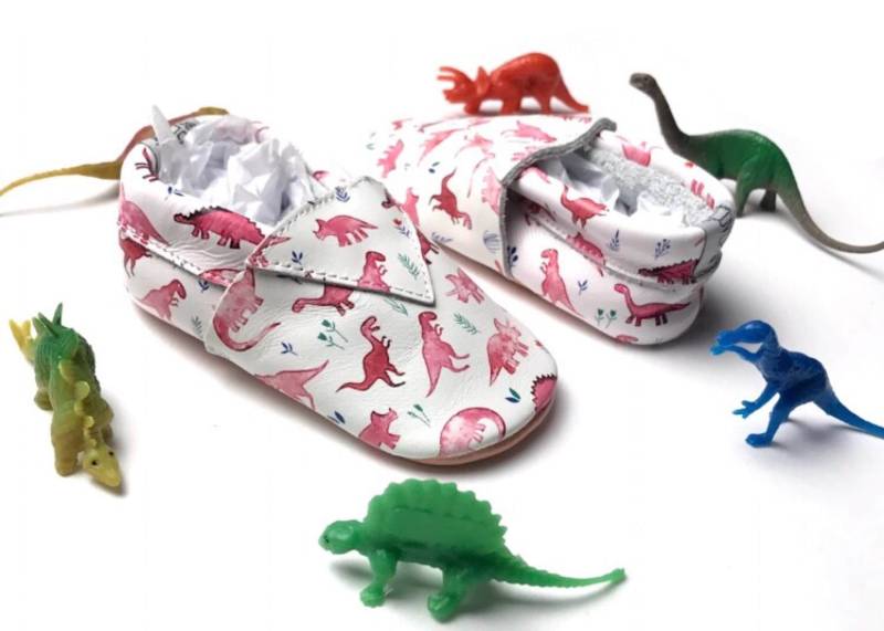 Pink Dinosaurier Fransenloses Leder Mokassins Pink Dinosaurier Fransenloses Leder Mokassins von ShopGloverKids