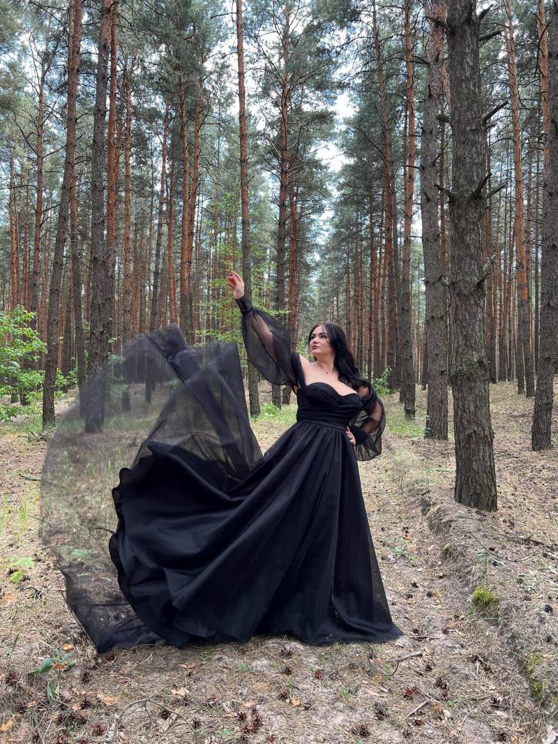 Schwarzes Hochzeitskleid.schwarzes Gothic Kleid Mit Puffärmeln, Lange Zug.irwiderstehliches Bild.korsett Bauschiges Kleid.luftiges Schwarzes von ShopGoldenThread