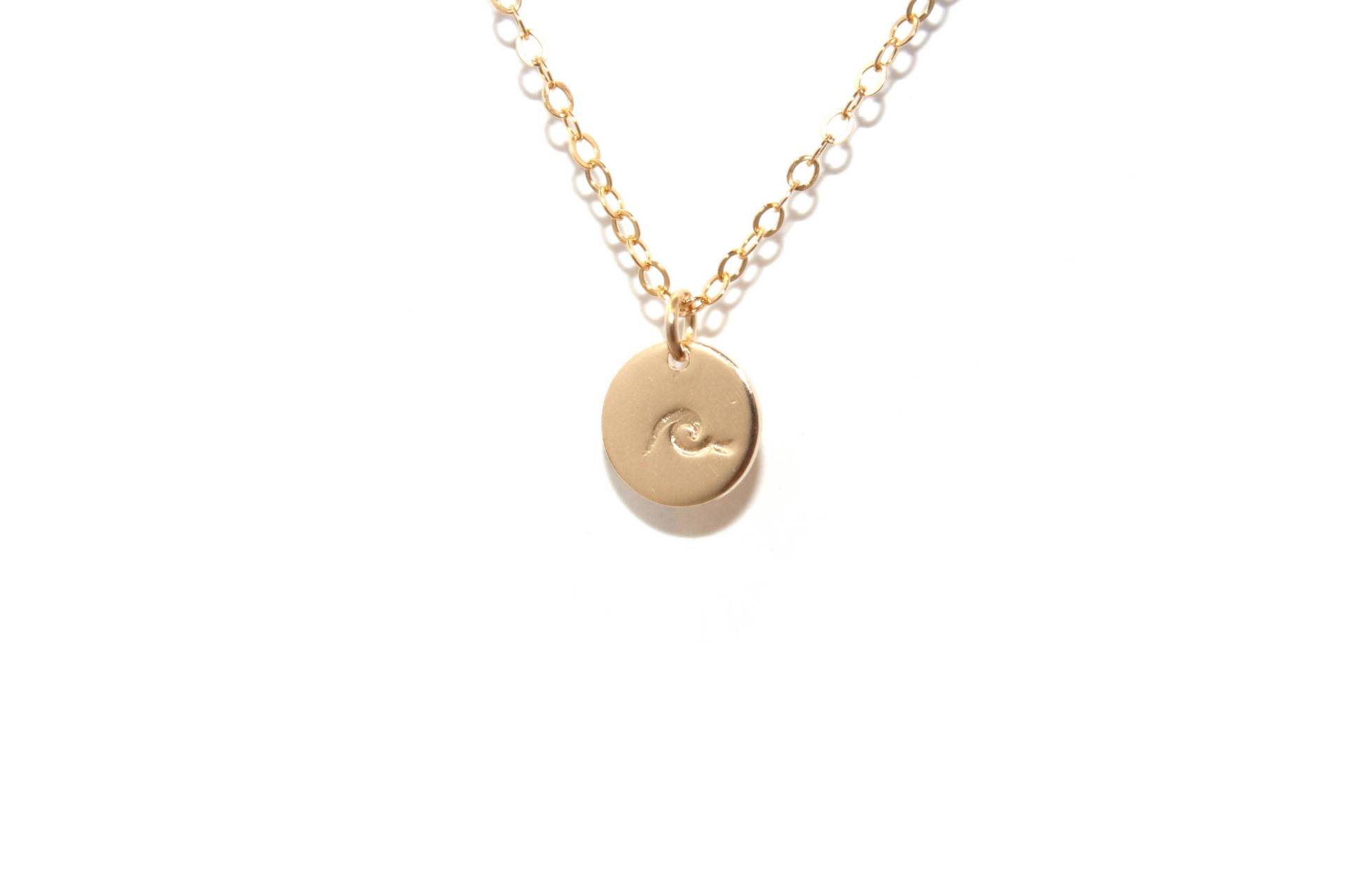 Welle Plättchen Halskette | 14K Gold Filled - Halskette, Handgestempelte Wellen Anhänger, Ozean Welle, Sommer Welle Plättchen Halskette | 14K Gold Filled - Halskette, Handgestempelte Wellen Anhänger, Ozean Welle, Sommer von ShopGuyBlanco