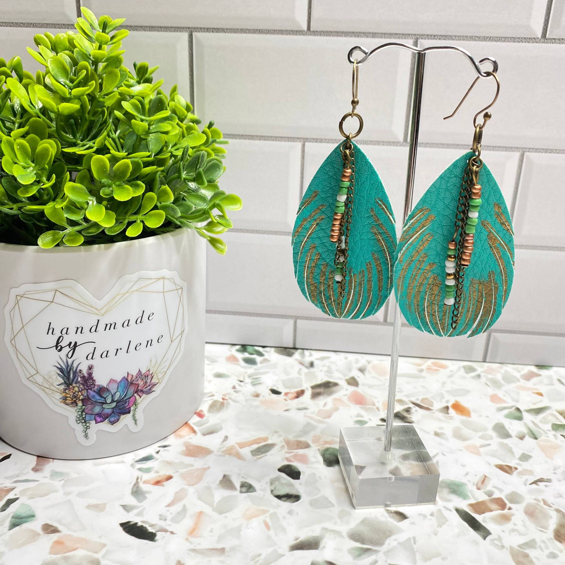 Türkisfarbene Feder-Kunstleder-Ohrringe Mit Perlen Türkisfarbene Feder-Kunstleder-Ohrringe Mit Perlen von ShopHandmadebyDar