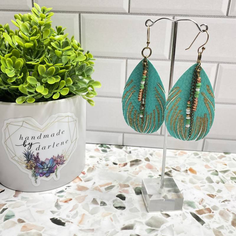 Türkisfarbene Feder-Kunstleder-Ohrringe Mit Perlen Türkisfarbene Feder-Kunstleder-Ohrringe Mit Perlen von ShopHandmadebyDar