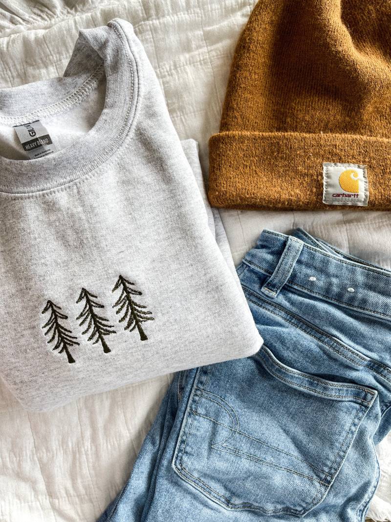 Pine Tree Trio Besticktes Rundhals-Sweatshirt von ShopHelloChlo
