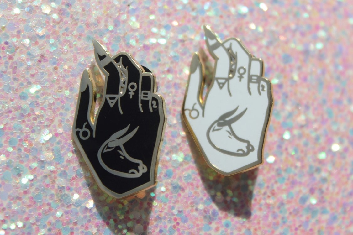 The Bulls Hand Hart-Emaille Pin von ShopHeymama