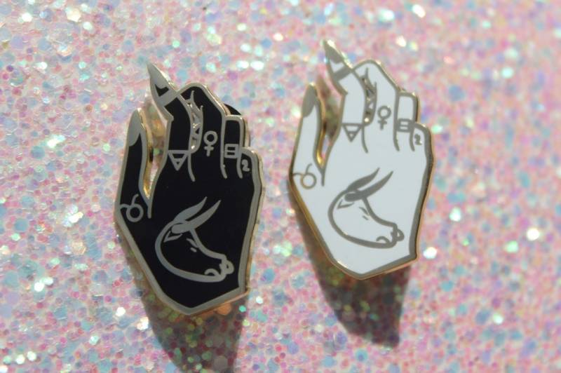 The Bulls Hand Hart-Emaille Pin von ShopHeymama