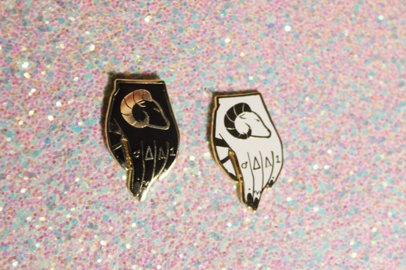 The Rams Hand Hart Emaille Pin von ShopHeymama