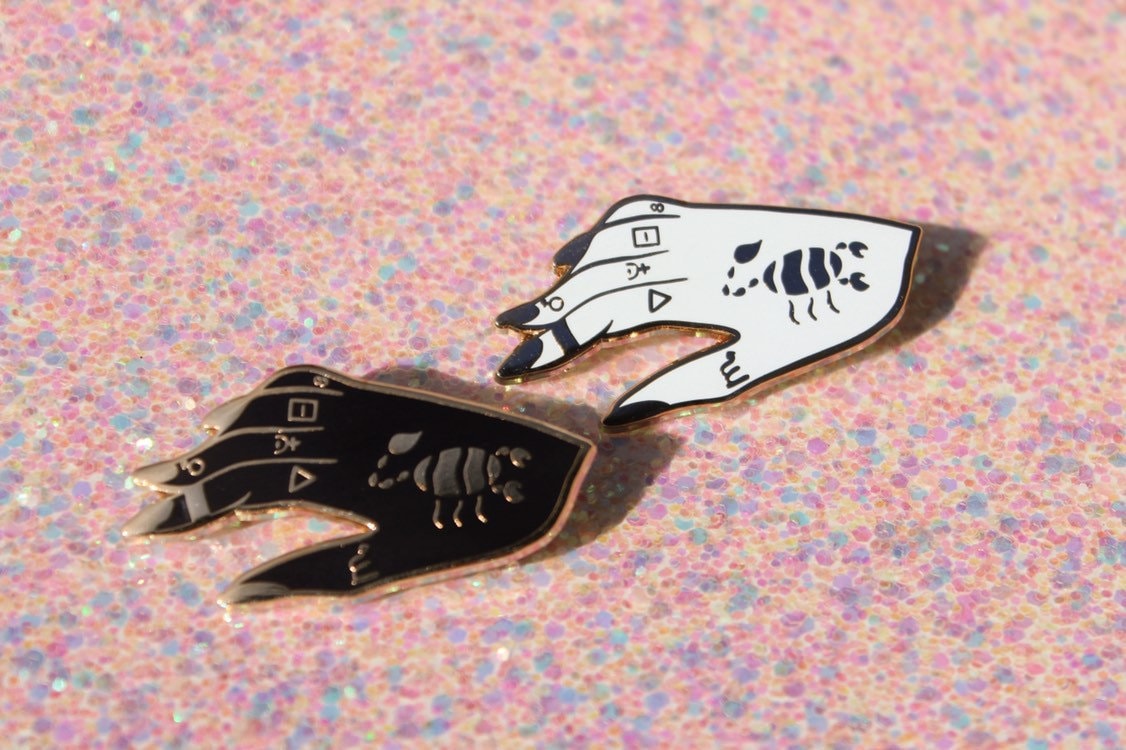 The Scorpions Hand Hartemaille Pin von ShopHeymama