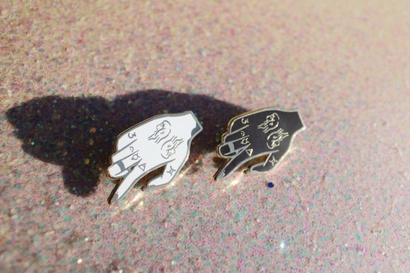 The Twins Hand Hart-Emaille Pin von ShopHeymama