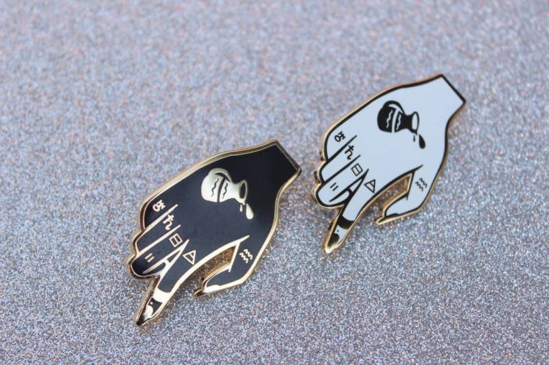 The Water Bearers Hand Hart-Emaille-Pin von ShopHeymama