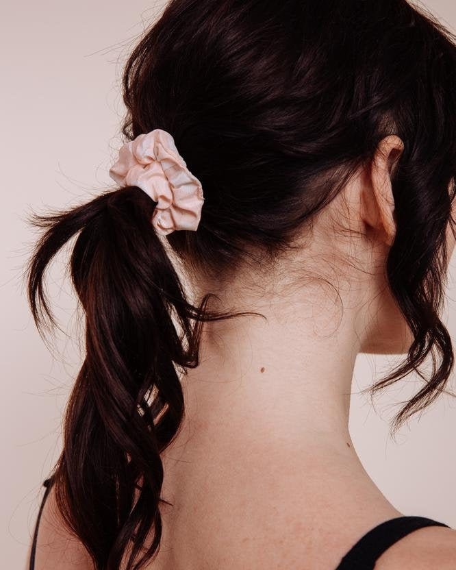Mini Seiden Scrunchie - Teufel in Tarnung Blush von ShopImWithTheBand