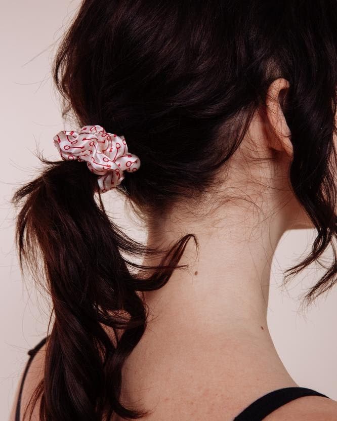 Mini Seide Scrunchie - Heartbreaker Hotel von ShopImWithTheBand