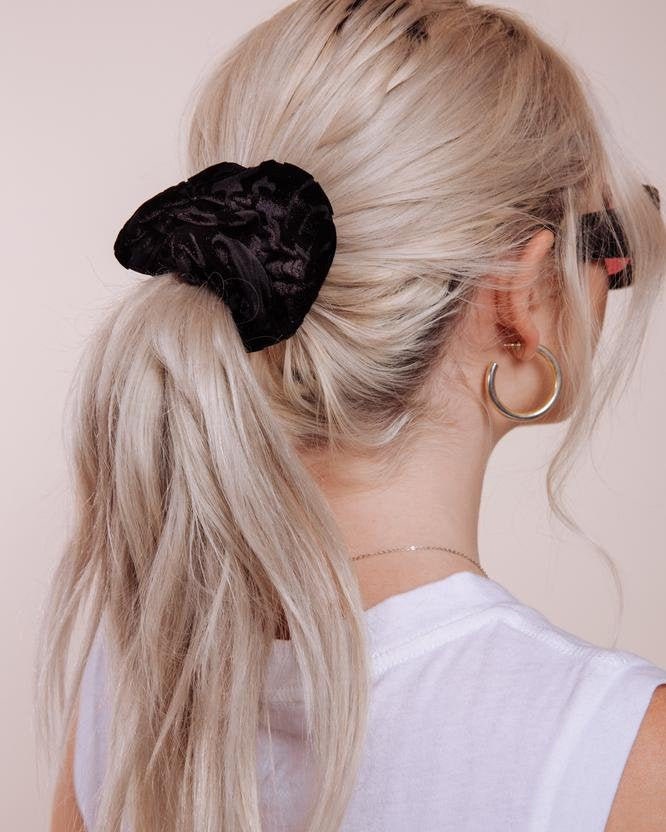Samtiges Scrunchie - The Hendrix Black von ShopImWithTheBand