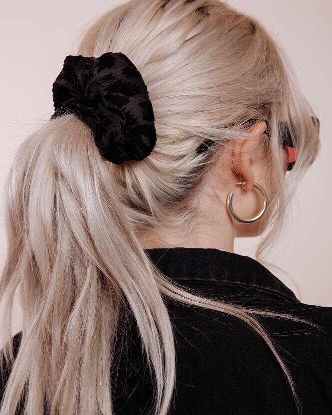 Samt Scrunchie - Foxey Lady Schwarz von ShopImWithTheBand
