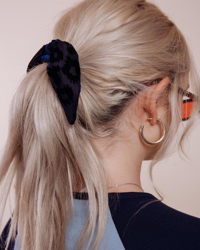 Samt Scrunchie Krawatte - Foxey Lady Blau von ShopImWithTheBand
