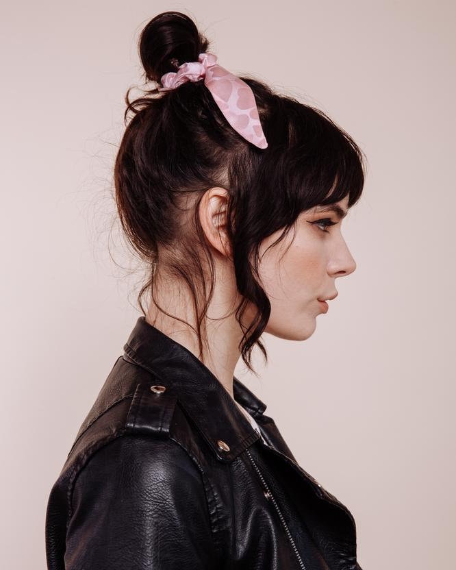 Scrunchie Seidenkrawatte - Herzkönigin Rosa von ShopImWithTheBand