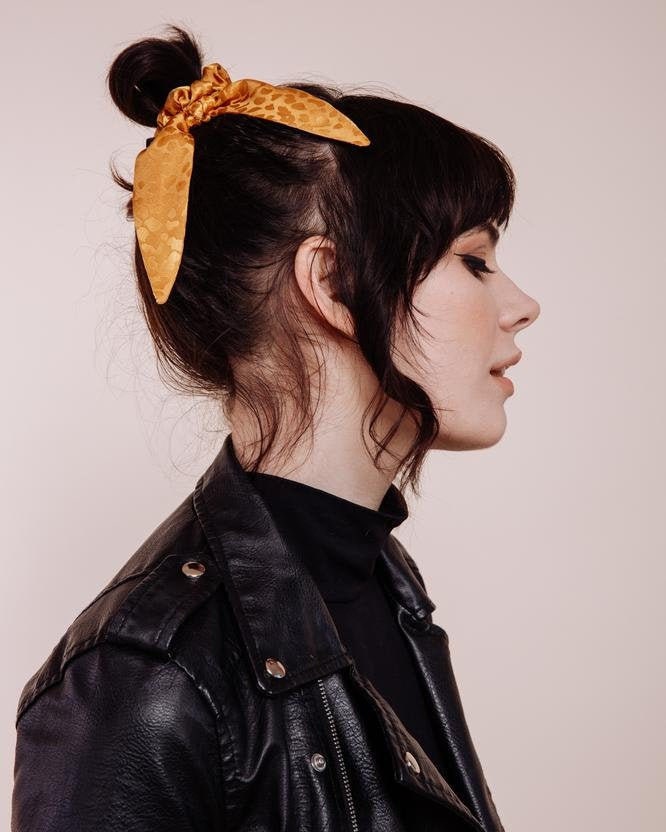 Seide Scrunchie Krawatte - Kleine Tänzerin Ringelblume von ShopImWithTheBand