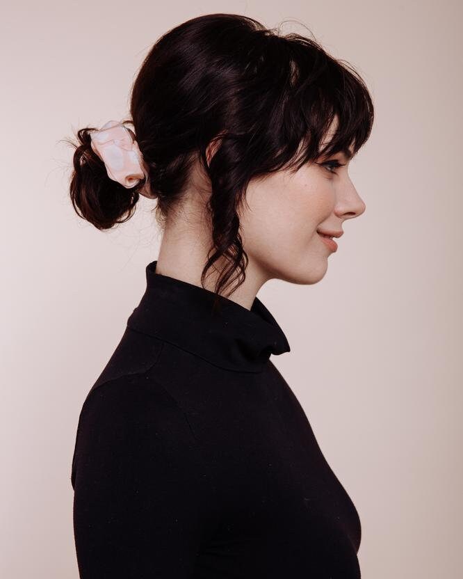 Seiden Scrunchie - Teufel in Blush von ShopImWithTheBand