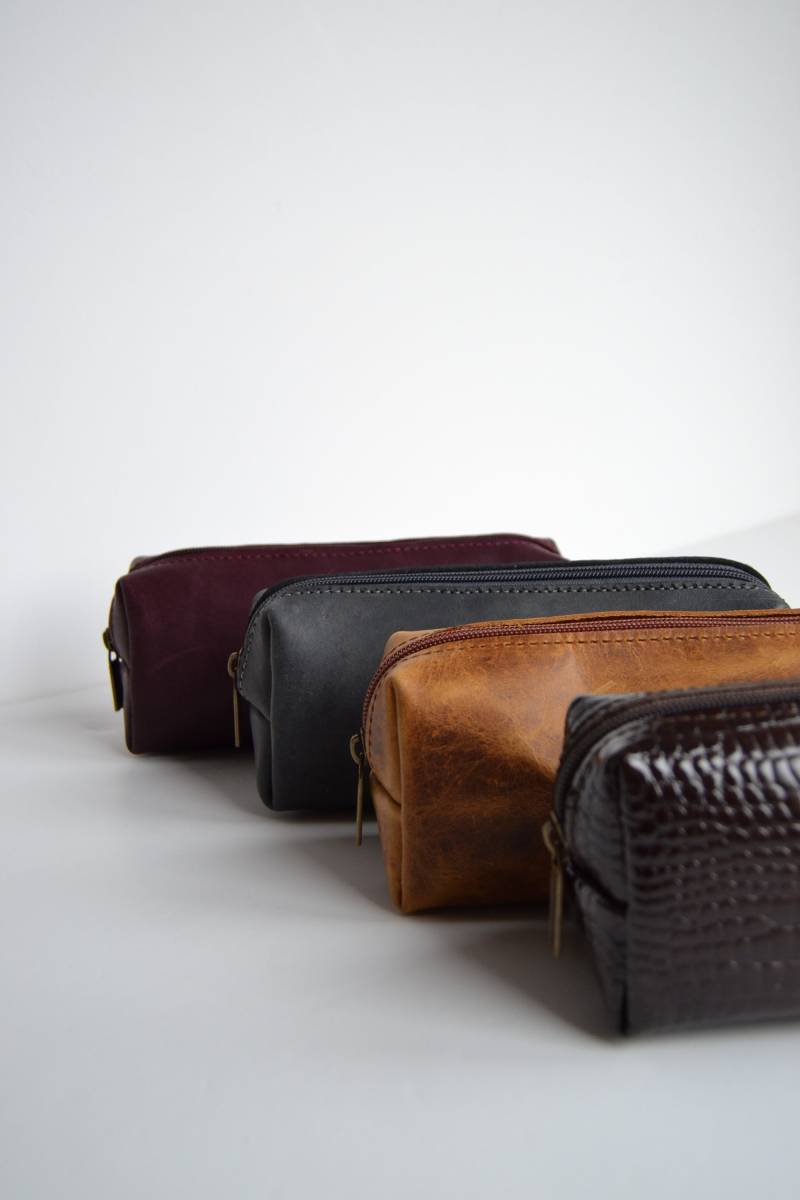 Echtleder Unisex Kosmetik Schminktasche Kulturbeutel Federmäppchen Braun Grau Lila Stiftebox Handmade Dressing Case von ShopJINJI