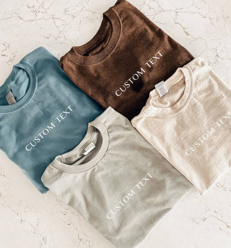 Personalisiertes Text T-Shirt | Kurzarm Passend Zu Ihrem Unisex Jahrestag Geburtstagsgeschenk Graduierung von ShopKirsten