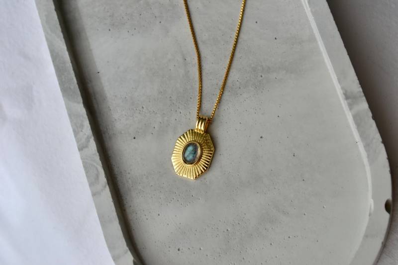 Zierliche Gold Filled Labradorit Charm Halskette, Kristall Medaillon Anhänger Layering Stacking Halskette von ShopKolera