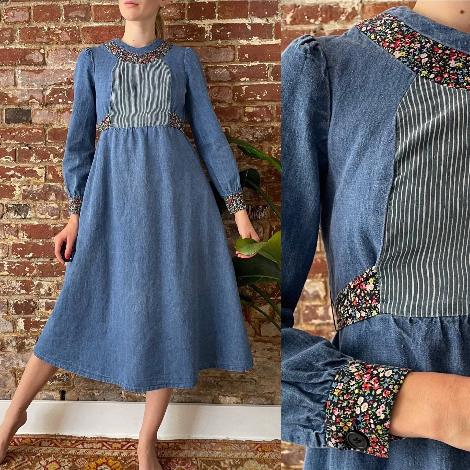 Vintage 70Er Jahre Jeanskleid - Bindegürtel Boho Denim Kleid Geblümte Und Hickory Streifen Details Empire Taille Taschen Xs von ShopKoolThingVintage