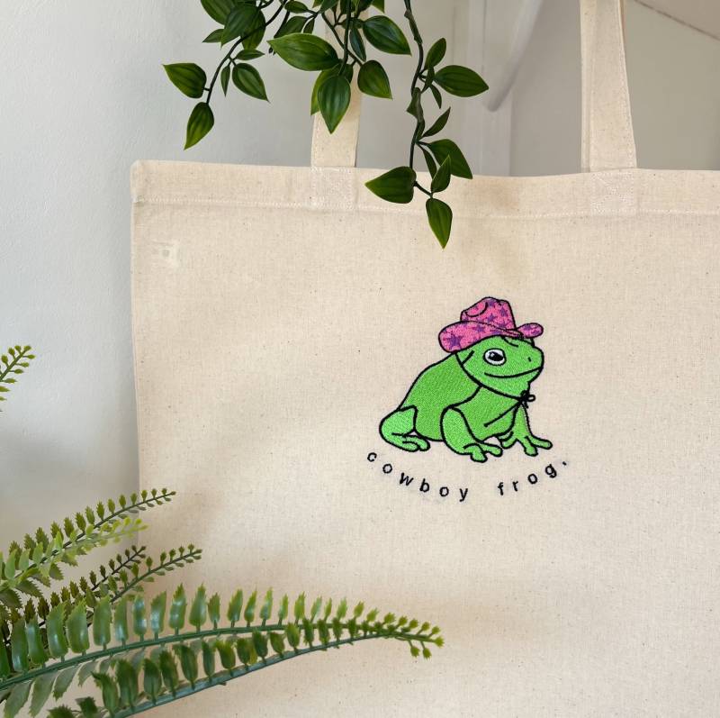 Cowboy Frosch Bestickte Einkaufstasche | Handgefertigtes Geschenk Wiederverwendbare Tasche Nachhaltige 100% Baumwolltasche Lange Henkel von ShopLate80s