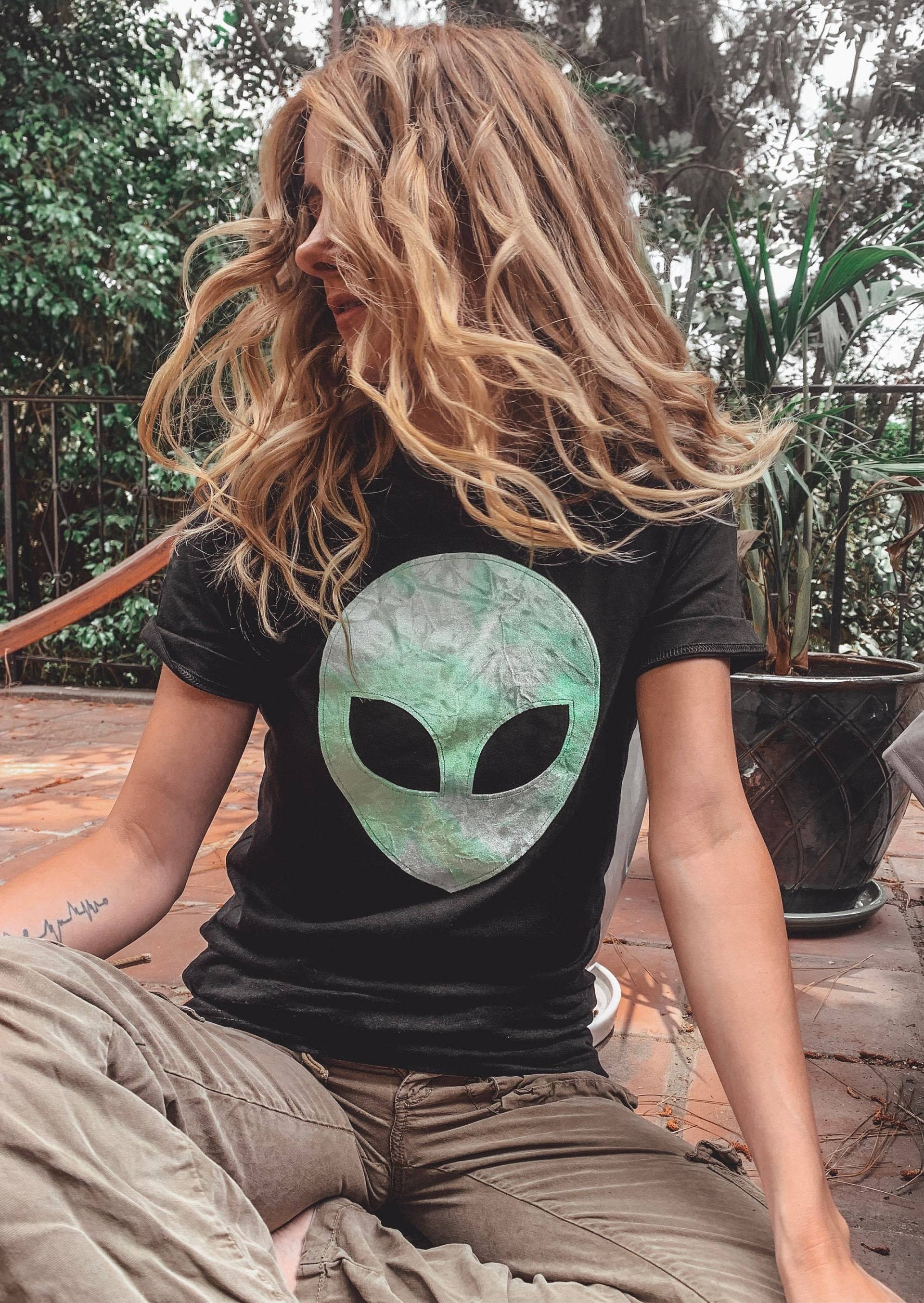 Samt Alien Shirt/Aufnäher Geschenk T Loungewear Süßes Frauen Grafik T-Shirt Tie Dye Retro von ShopLoveAndBambii