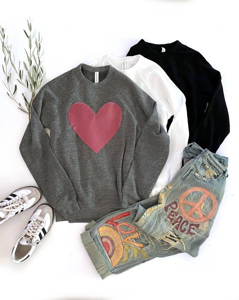 Samt Herz Applikation Sweatshirt. Damen Plüsch-Crew-Sweatshirt Mit Handgemachtem Herz-Patch, Perfekt Für Den Valentinstag von ShopLoveAndBambii