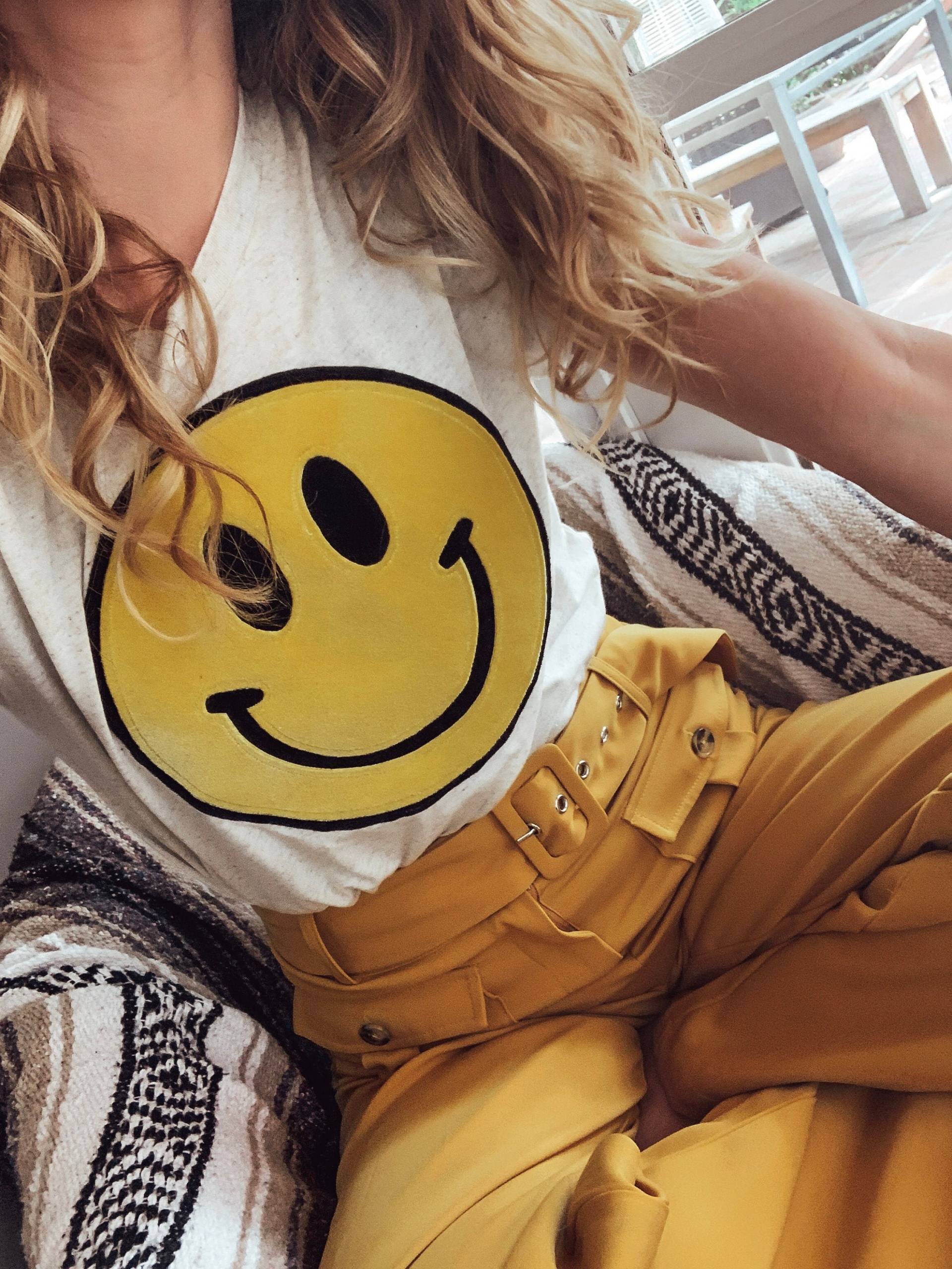 Smiley Gesicht Shirt/Samt Patch Geschenk Lächeln T Loungewear Süßes Frauen Grafik T-Shirt Glückliches Retro von ShopLoveAndBambii