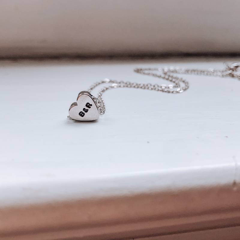 18K Zierliche Gold Und Silber Herz Charm Kette Hand Gestempelt Paar Intials Oder Monogramm Winzig von ShopLoveandWar