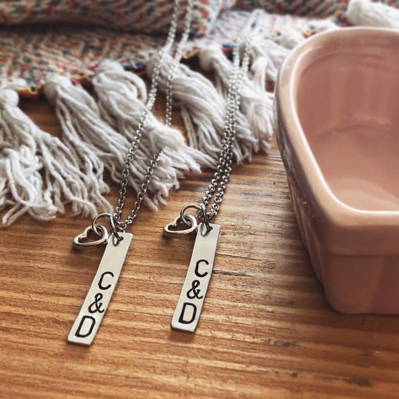 Hängende Bar Initialen Halskette Sein Und Ihr Set Oder Einzelnes Herz Charm Hinzugefügt, Um Sie Toll Für Paare Jahrestag Verheiratet Aus Valentinstag von ShopLoveandWar