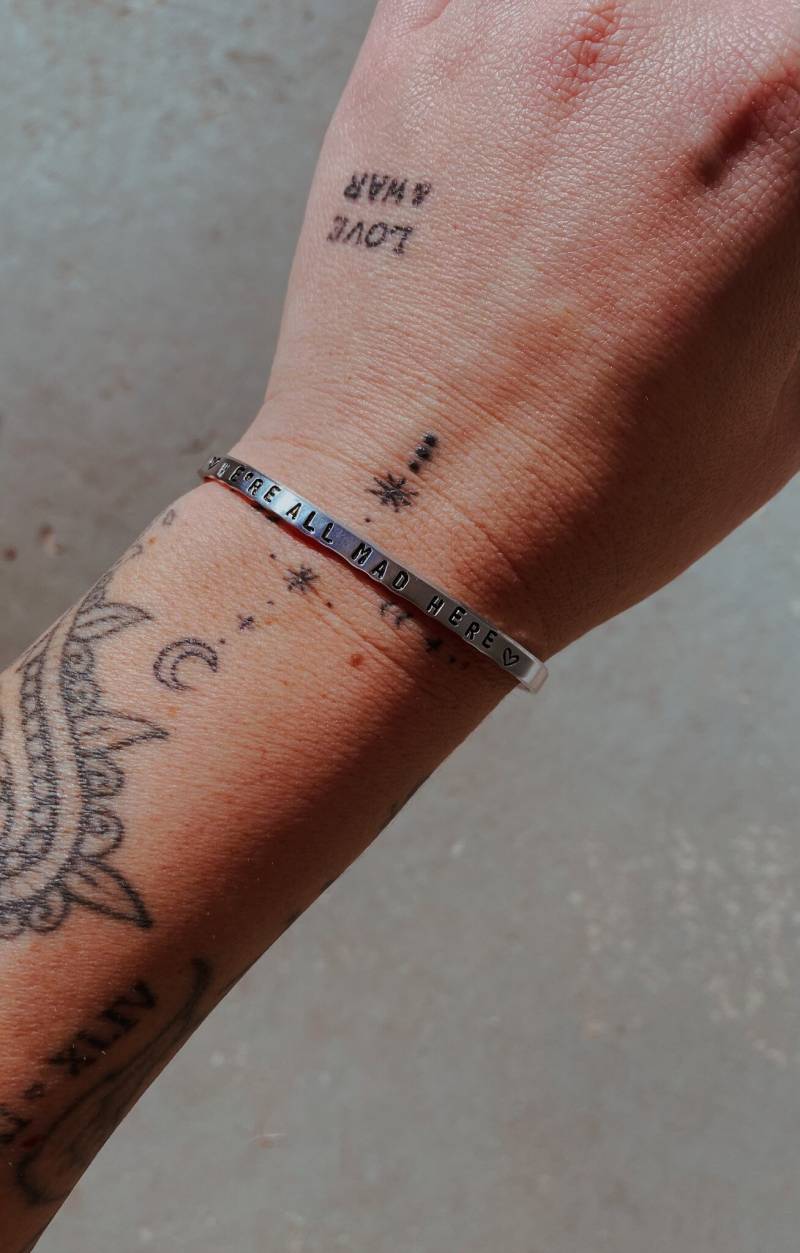 Hand Gestempeltes Armband Handgefertigt Stapelbares Mit Ihrem Personalisierten Namen Datum Zitat Oder Koordinaten von ShopLoveandWar