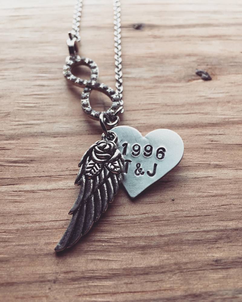 Unendlichkeit Herz Rose Flügel Halskette Handstempelt Mit Initialen Und Jubiläumsdatum von ShopLoveandWar
