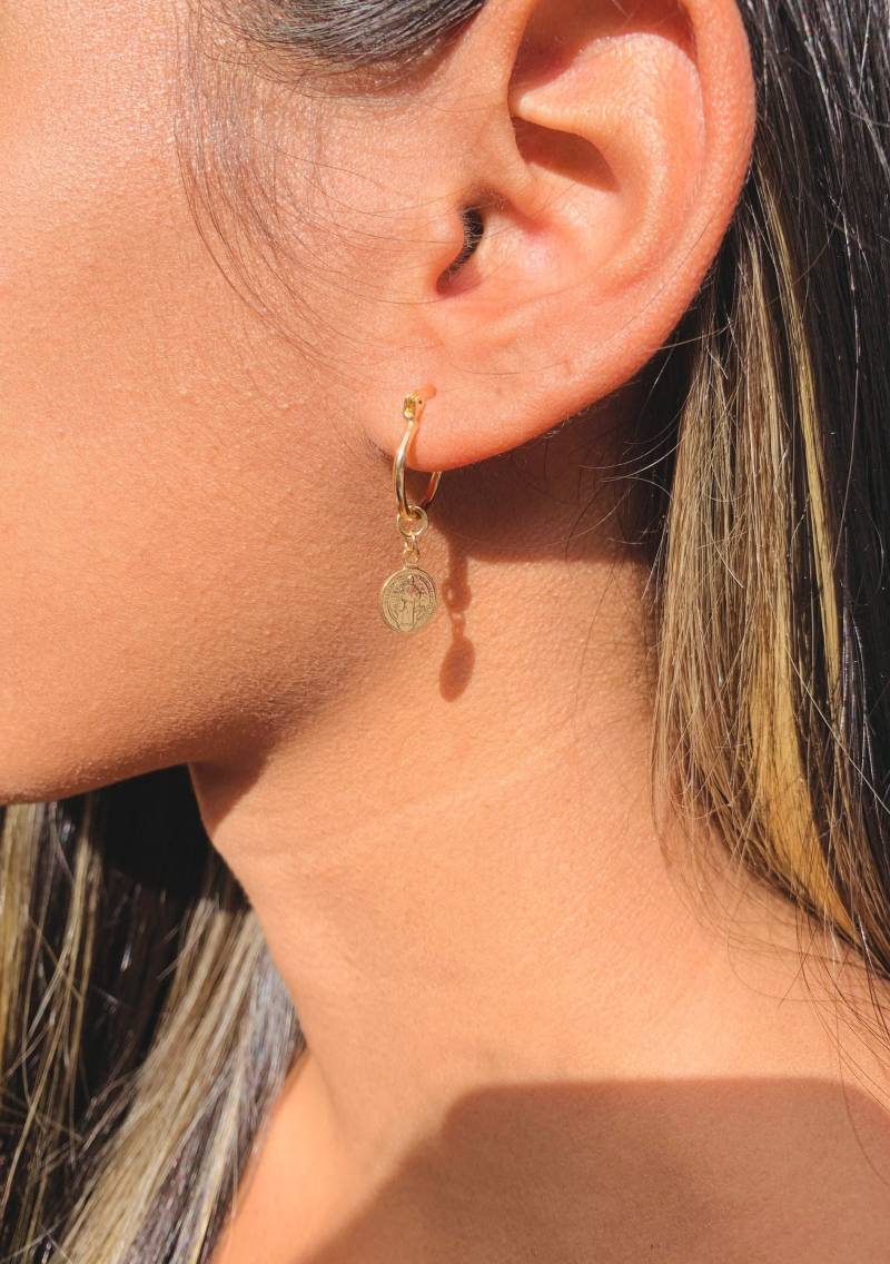 18K Gold Filled Münze Creolen, Kleine Heilige Charm Zierliche Religiöses Geschenk, St. Benedikt Schmuck von ShopMaLiB