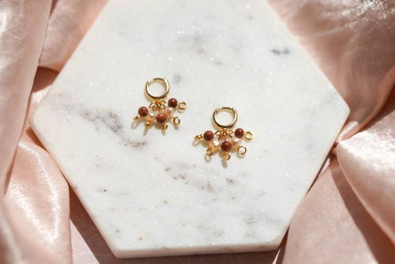 Perlen & Goldstone Cluster Ohrringe Gold Filled Huggies von ShopMainSqueezeCo