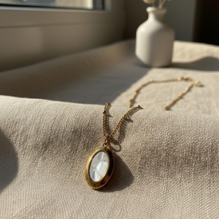 Vintage Kette Mit Ovalem Perlmutt Anhänger | Vergoldeter Rahmen Feine Kugelkette Aus Edelstahl von ShopMerakiDe