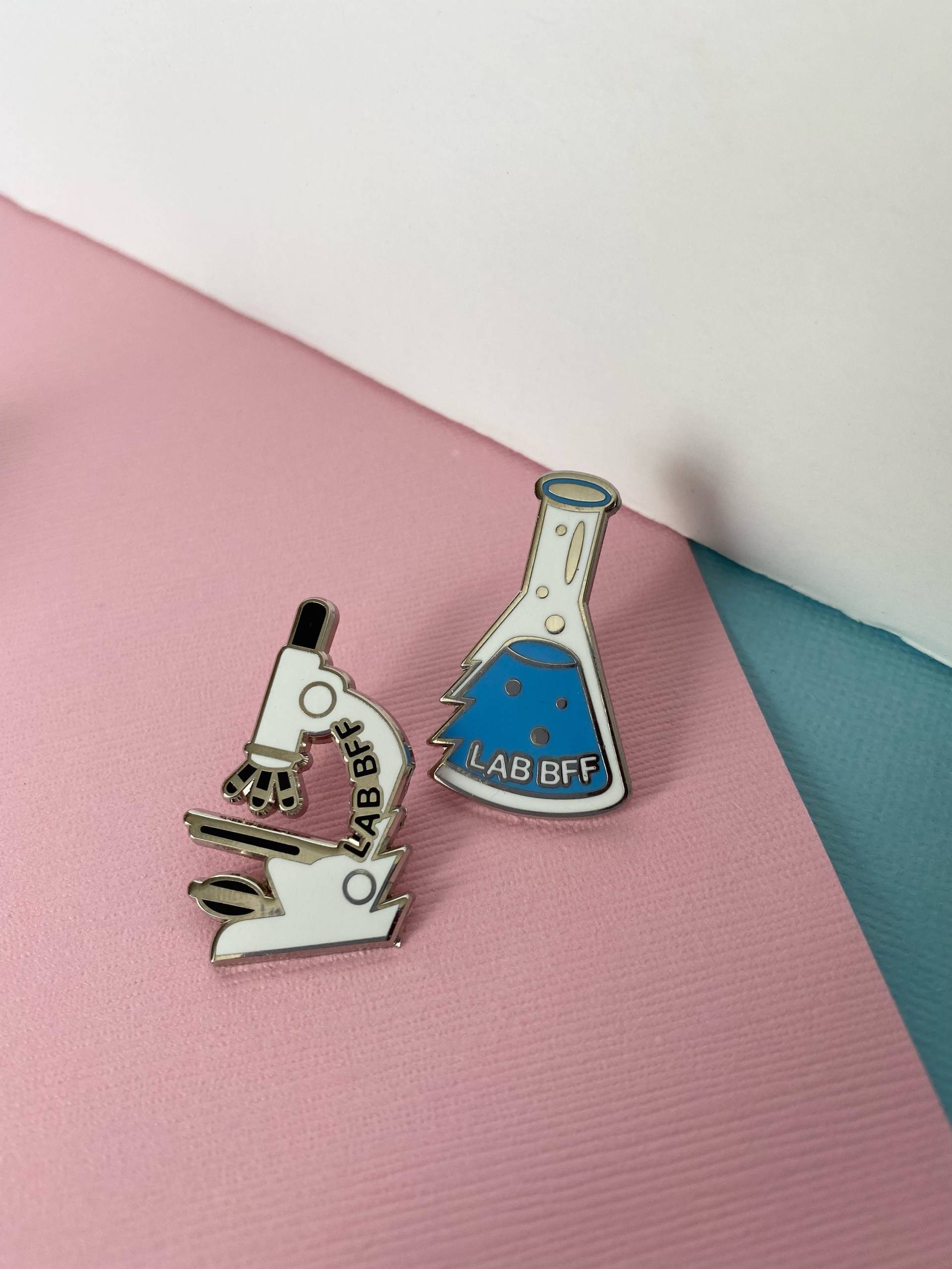 Lab Bff Emaille Pin Set/Labor Forscher Wissenschaftler Tech Phd Science Student Gift Lab Bff Emaille Pin Set/Labor Forscher Wissenschaftler Tech Phd Science Student Gift von ShopMicrobi