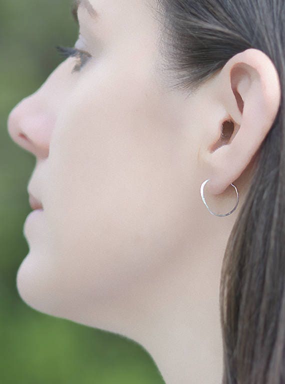 Handgemachte Hammered Sterling Silber Luna Hoop Ohrringe 20 Gauge Minimal von ShopMoonlightMetals