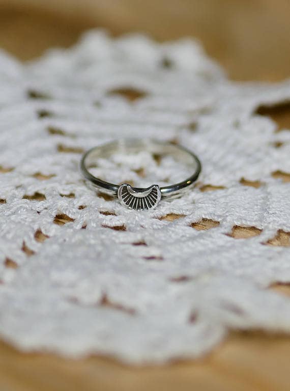 Handgemachte Sterling Silber Mini Mond Minimal Boho Stapeln Daumen Ring von ShopMoonlightMetals