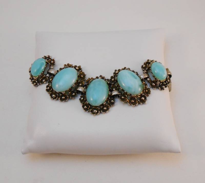 Vintage Armband Türkis Lucite Bakelit Material Cabochon Steine in Silber Metall von ShopMyVintageLuv