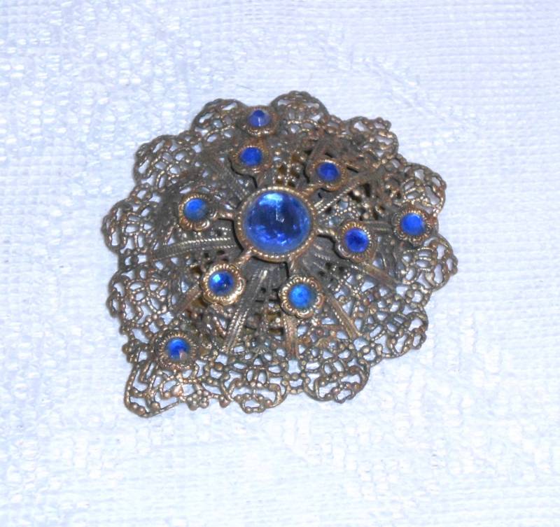 Vintage Pelz Clip Mit Blauen Glas Kabine Steine Und Messing Filigran Kompliziert Metall von ShopMyVintageLuv