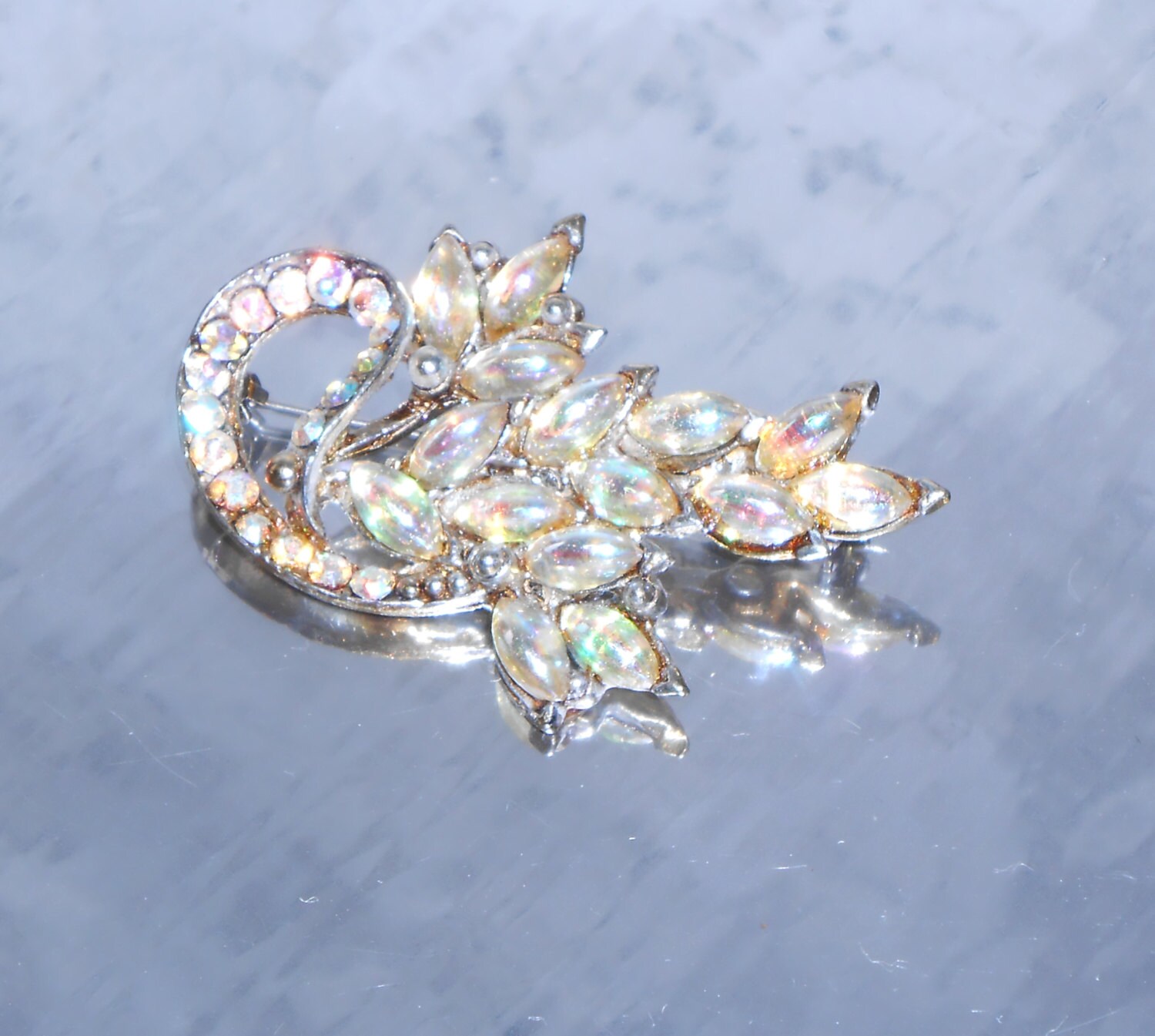 Vintage Unsigniert Ab Thermoset Strassblatt Brosche Frühlingsblume von ShopMyVintageLuv