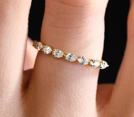 Gelbgold Ehering Frauen Moissanit Trauring Vintage Birnenschliff Stapeln Passend Einzigartige Halbe Ewigkeit Brautgeschenk von ShopNYCStudio