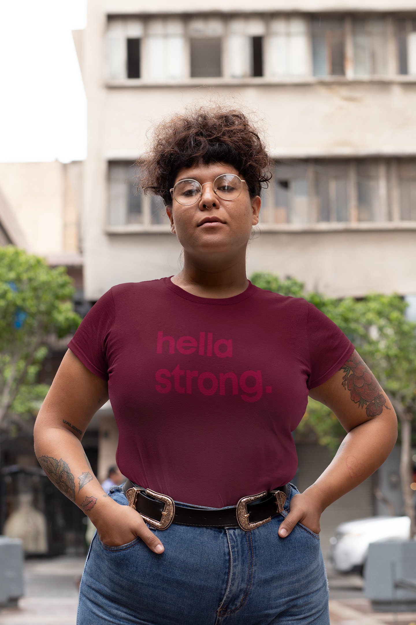 Beere Auf "Hella Strong" T-Shirt, Kurzarm Unisex Hella Stark, Starke Frauen, Kollektion, Mädchen Die Heben, Starkes T-Shirt von ShopOddlySpecific