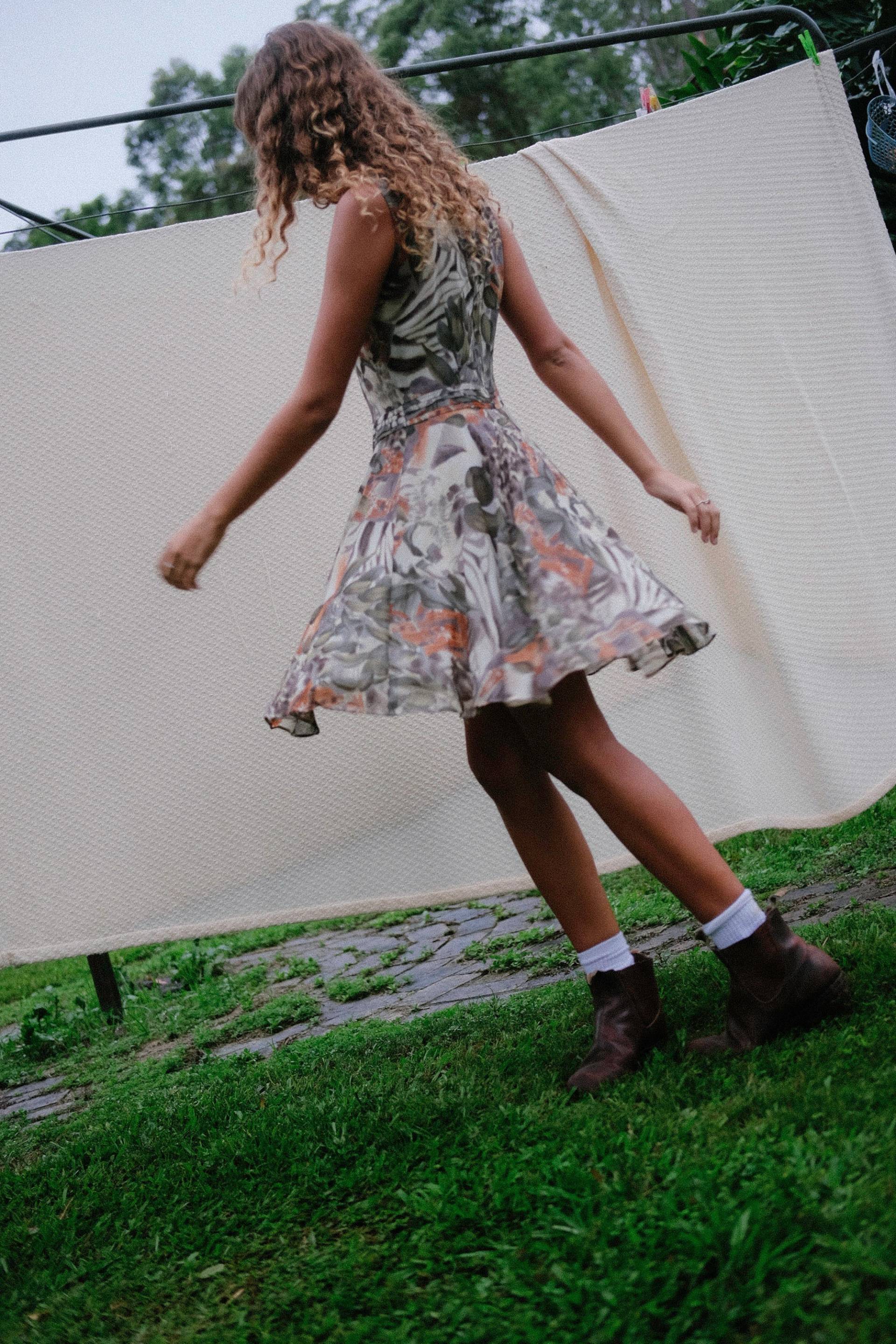 Weiches Vintage Tageskleid Aus Baumwolle Mit Erdigem Abstrakten Muster von ShopOneMoment