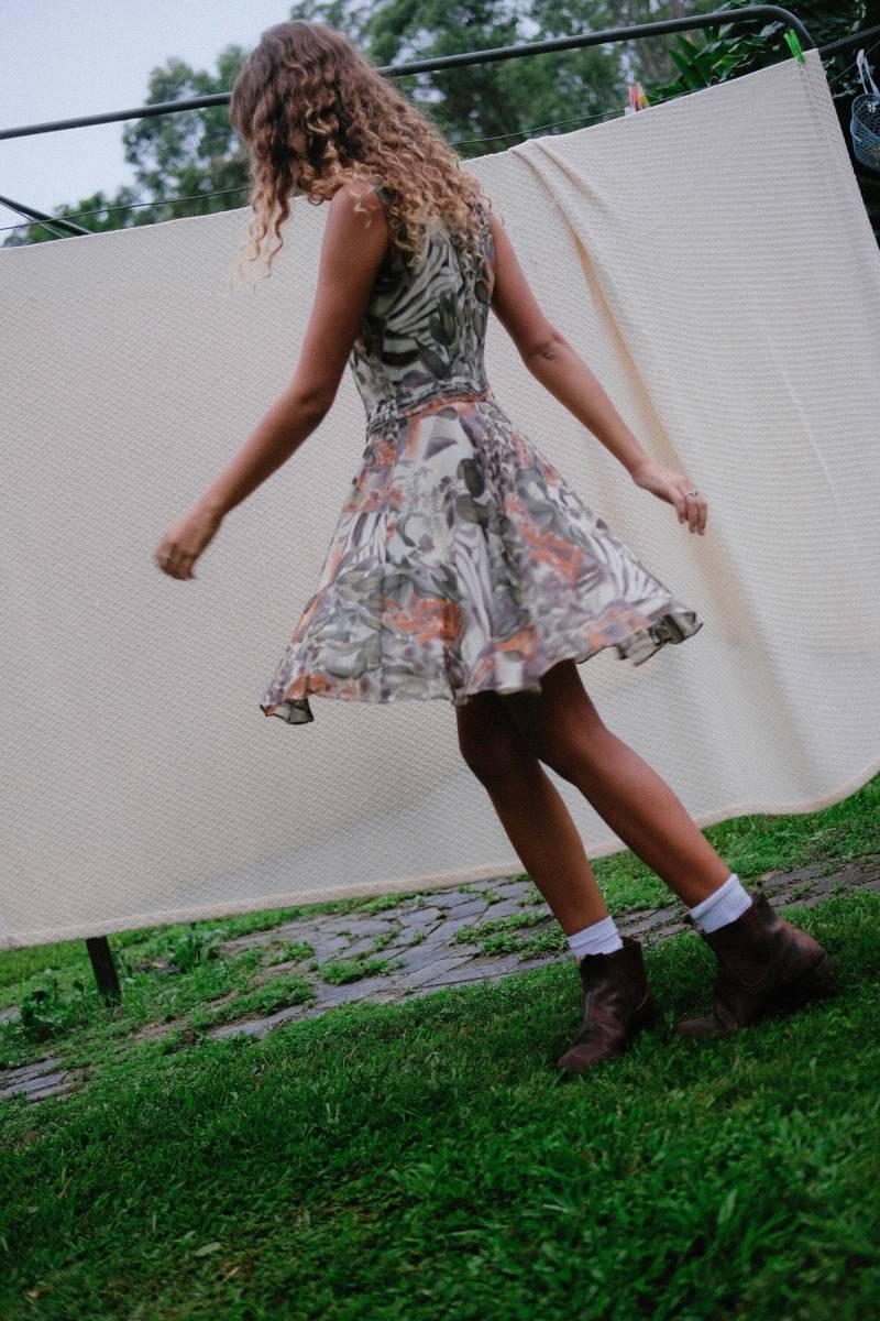 Weiches Vintage Tageskleid Aus Baumwolle Mit Erdigem Abstrakten Muster von ShopOneMoment