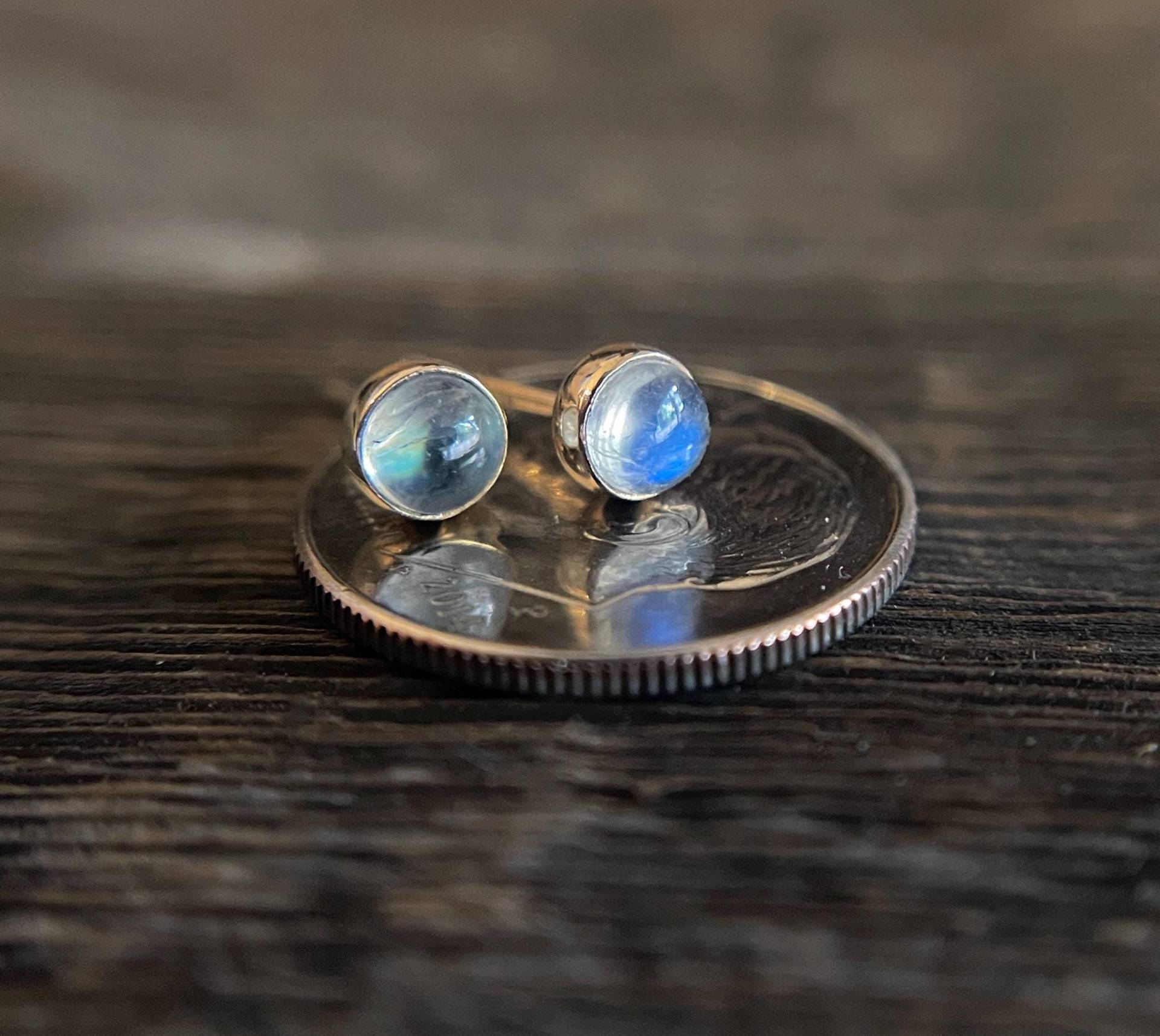 Mondstein Ohrstecker, Solide 14 K Gold Ohrringe, Kleine Glatte Cabochon Handgemachtes Geschenk Mondstein Ohrstecker, Solide 14 K Gold Ohrringe, Kleine Glatte Cabochon Handgemachtes Geschenk von ShopPaullaTewksbury