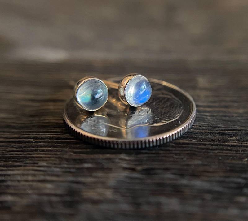 Mondstein Ohrstecker, Solide 14 K Gold Ohrringe, Kleine Glatte Cabochon Handgemachtes Geschenk Mondstein Ohrstecker, Solide 14 K Gold Ohrringe, Kleine Glatte Cabochon Handgemachtes Geschenk von ShopPaullaTewksbury